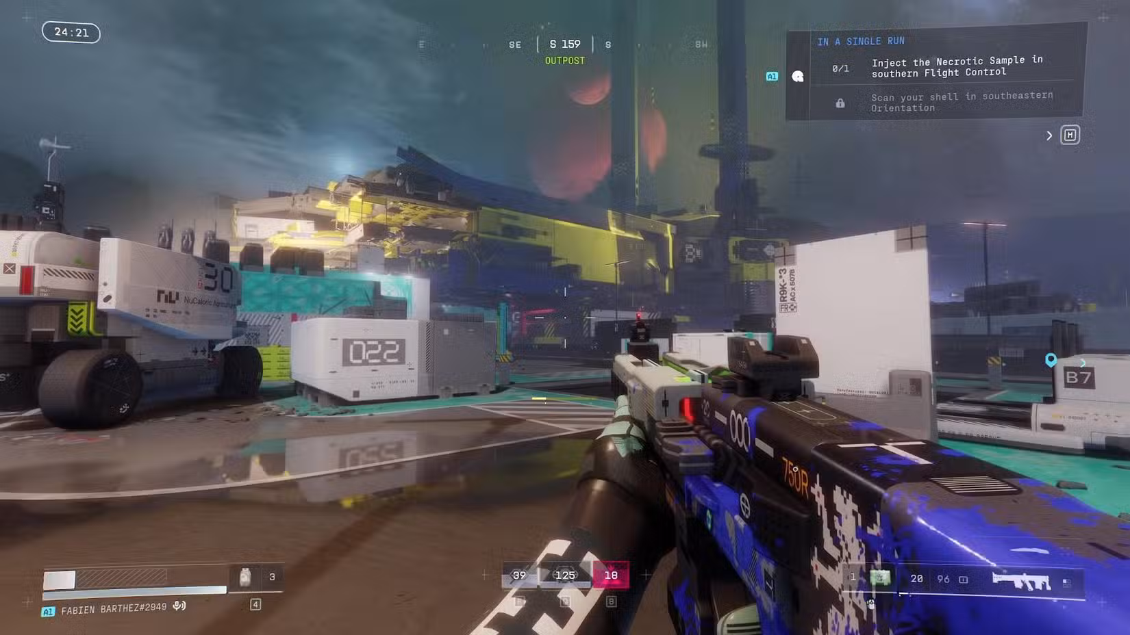 O jogador em Maratona parado no mapa Outpost olhando para o céu.