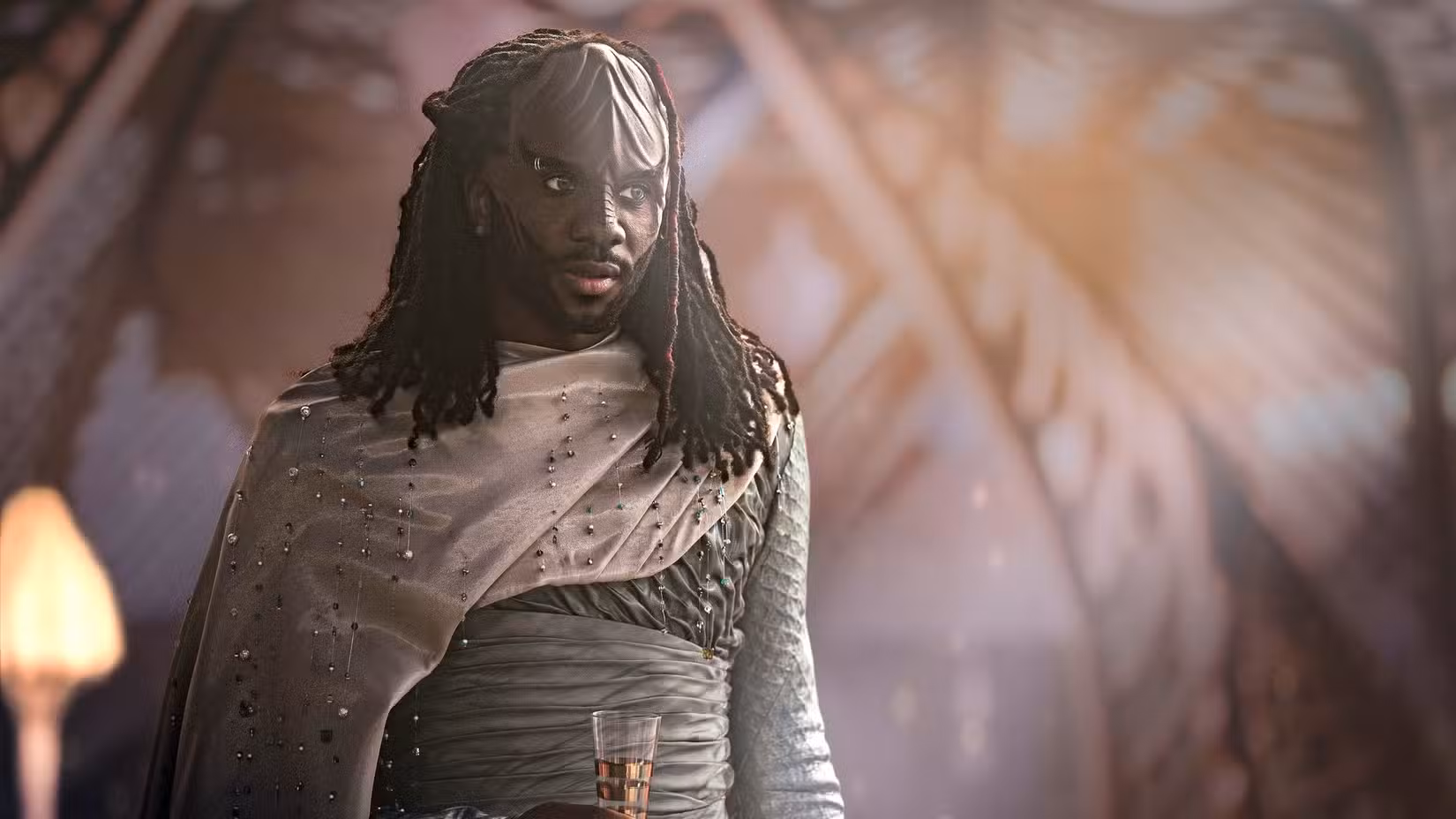 O Klingon Jay-Den Kraag (Karim Diané) usa trajes formais Khionianos brilhantes na Academia da Frota Estelar
