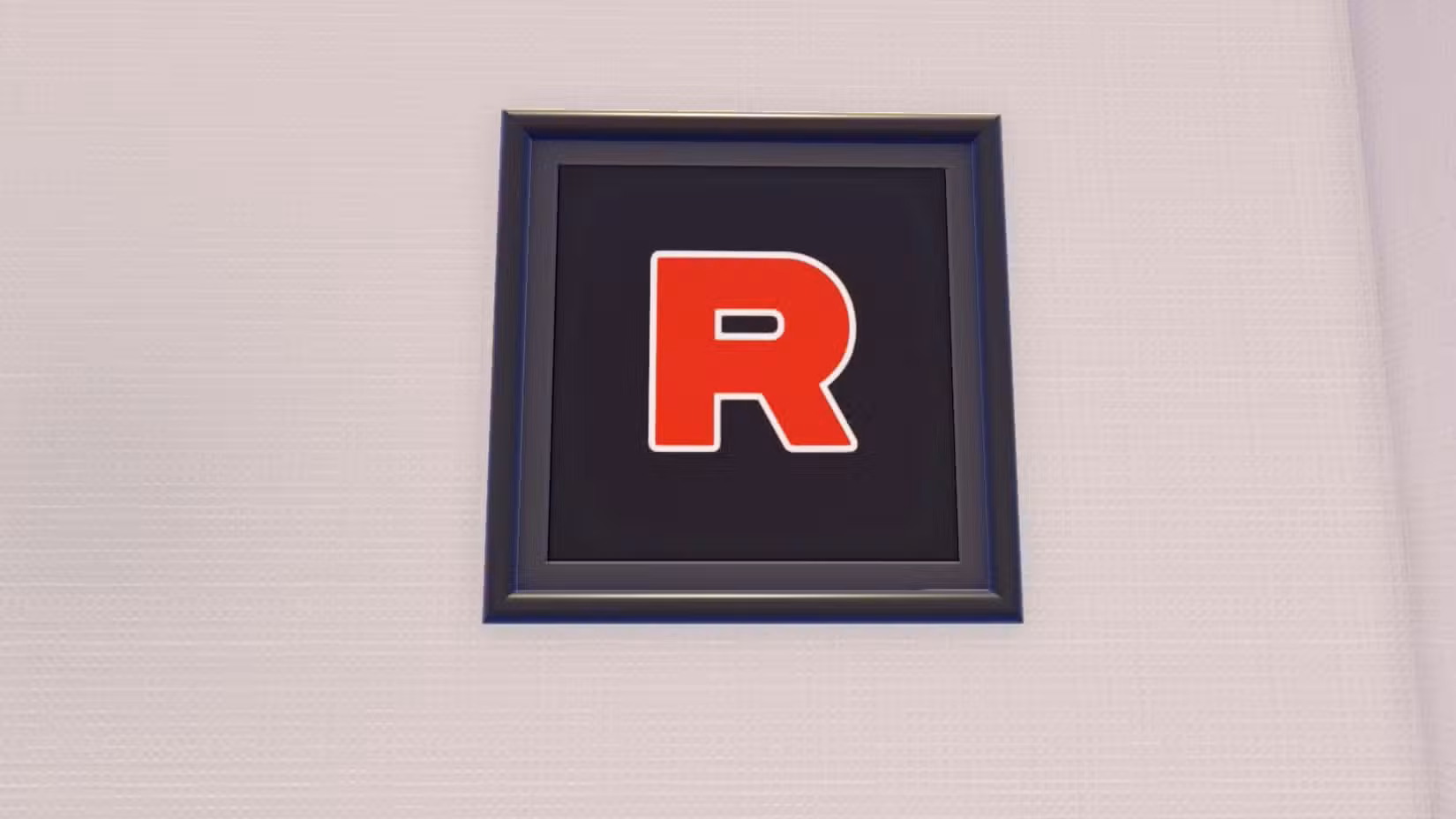 Um grande logotipo da Equipe Rocket emoldurado (o R maiúsculo em vermelho) em Pokopia.