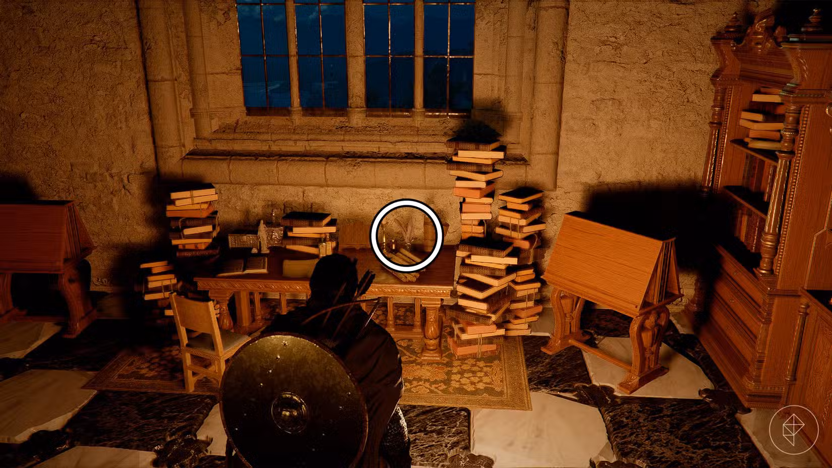 Uma caneta com penas encontrada em uma mesa cercada por pilhas de livros no Deserto Carmesim.