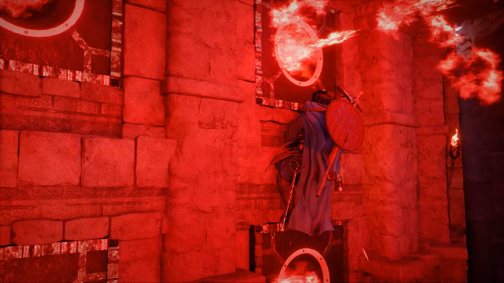 Uma captura de tela do Crimson Desert mostrando Kliff escalando uma parede sob um lança-chamas.