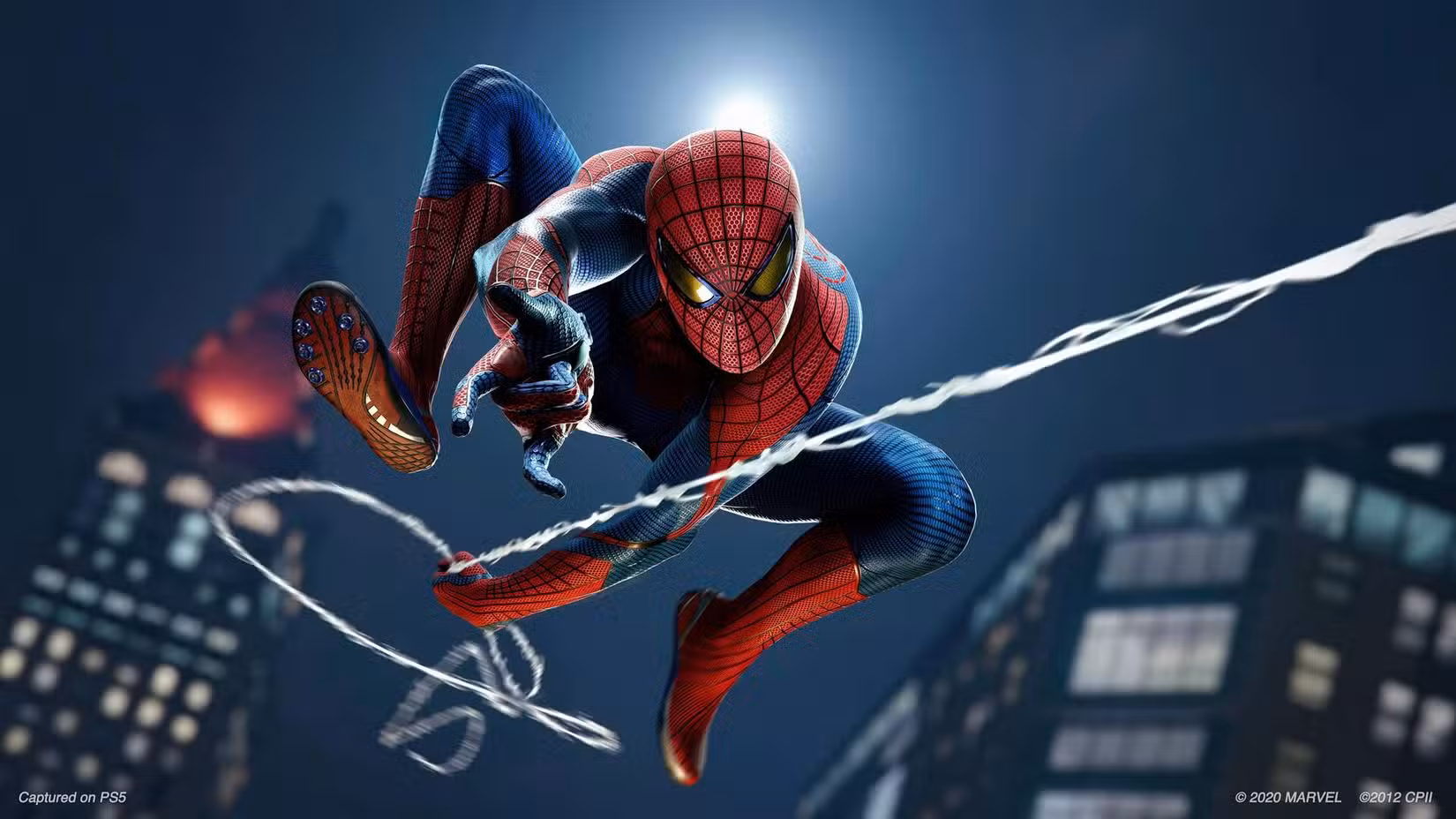 Peter Parker no traje Amazing Spider-Man em Marvel's Spider-Man Remastered. 