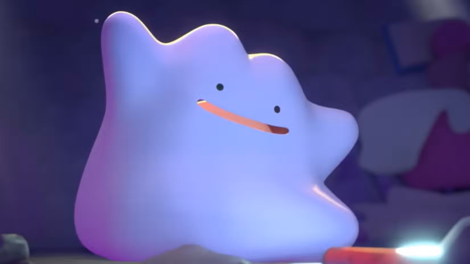 Um close de Ditto, um Pokémon roxo e gordinho. Ditto está sorrindo e olhando para baixo e para a direita.