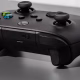 Console de videogame Xbox Series X fotografado em um fundo cinza escuro