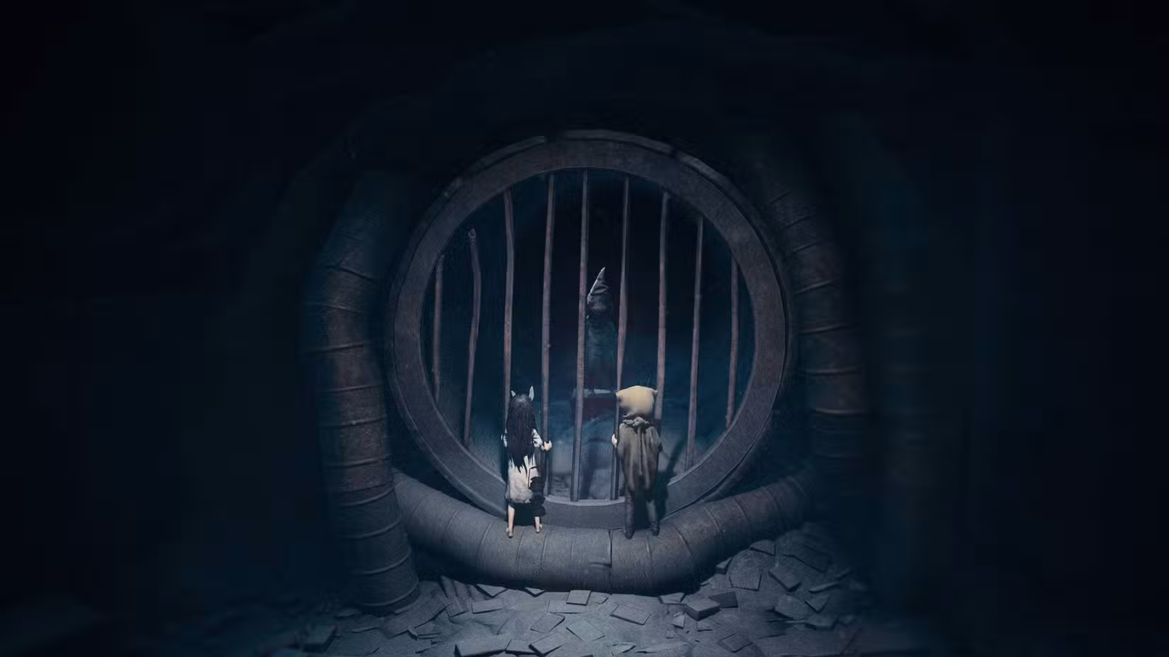 Uma captura de tela de Reanimal mostrando os dois personagens olhando através de uma grade de esgoto.
