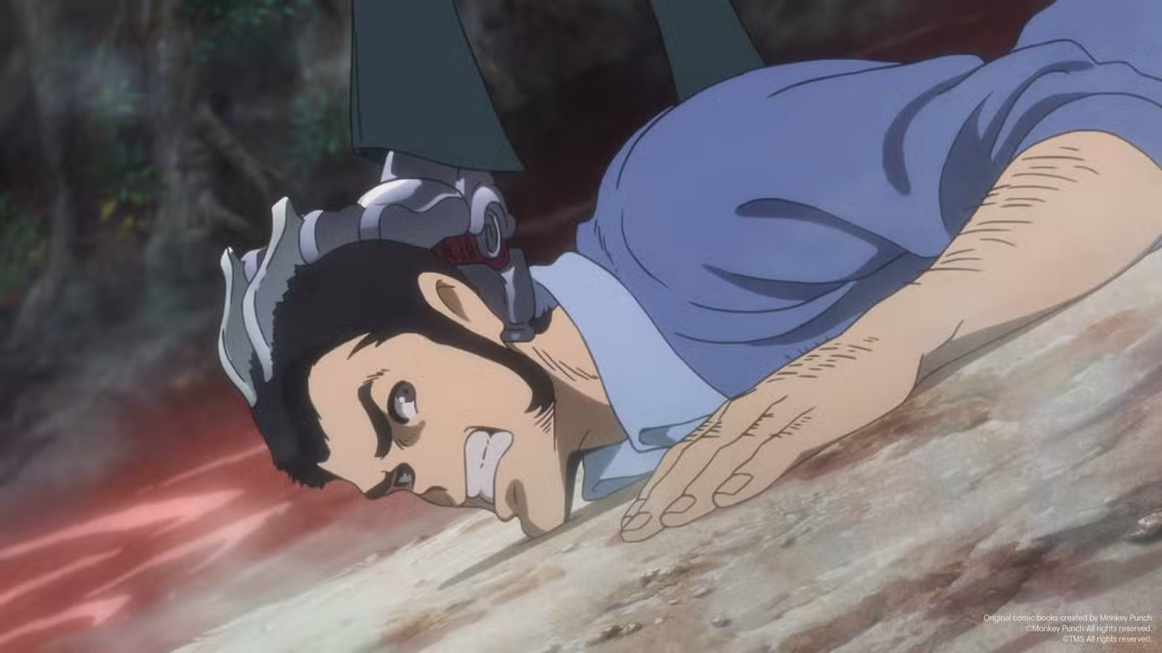 Lupin III faz uma careta quando uma mão de metal com garras presa em volta de sua cabeça empurra seu rosto na margem de um rio em Lupin III, o Filme: A Linhagem Imortal. Atrás deles há um rio feito de sangue.