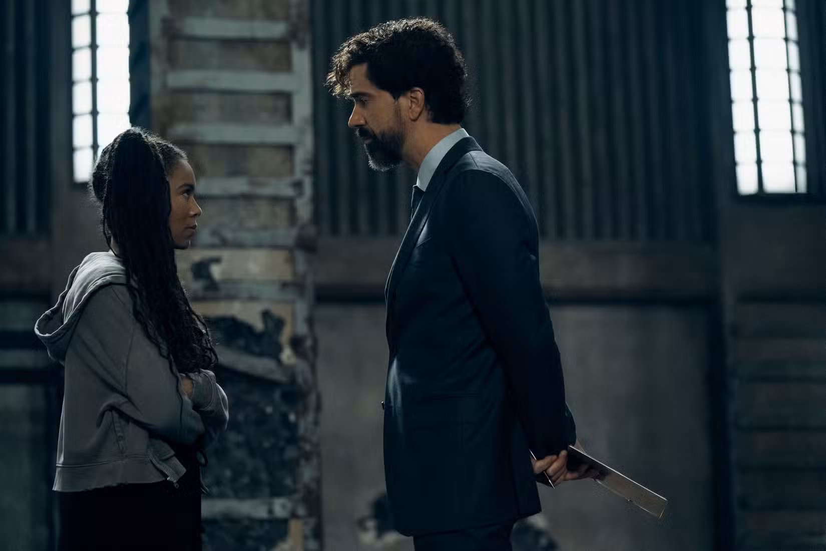 Jaz Sinclair (Marie Moreau) treina com Hamish Linklater (Dean Cipher) na Geração V