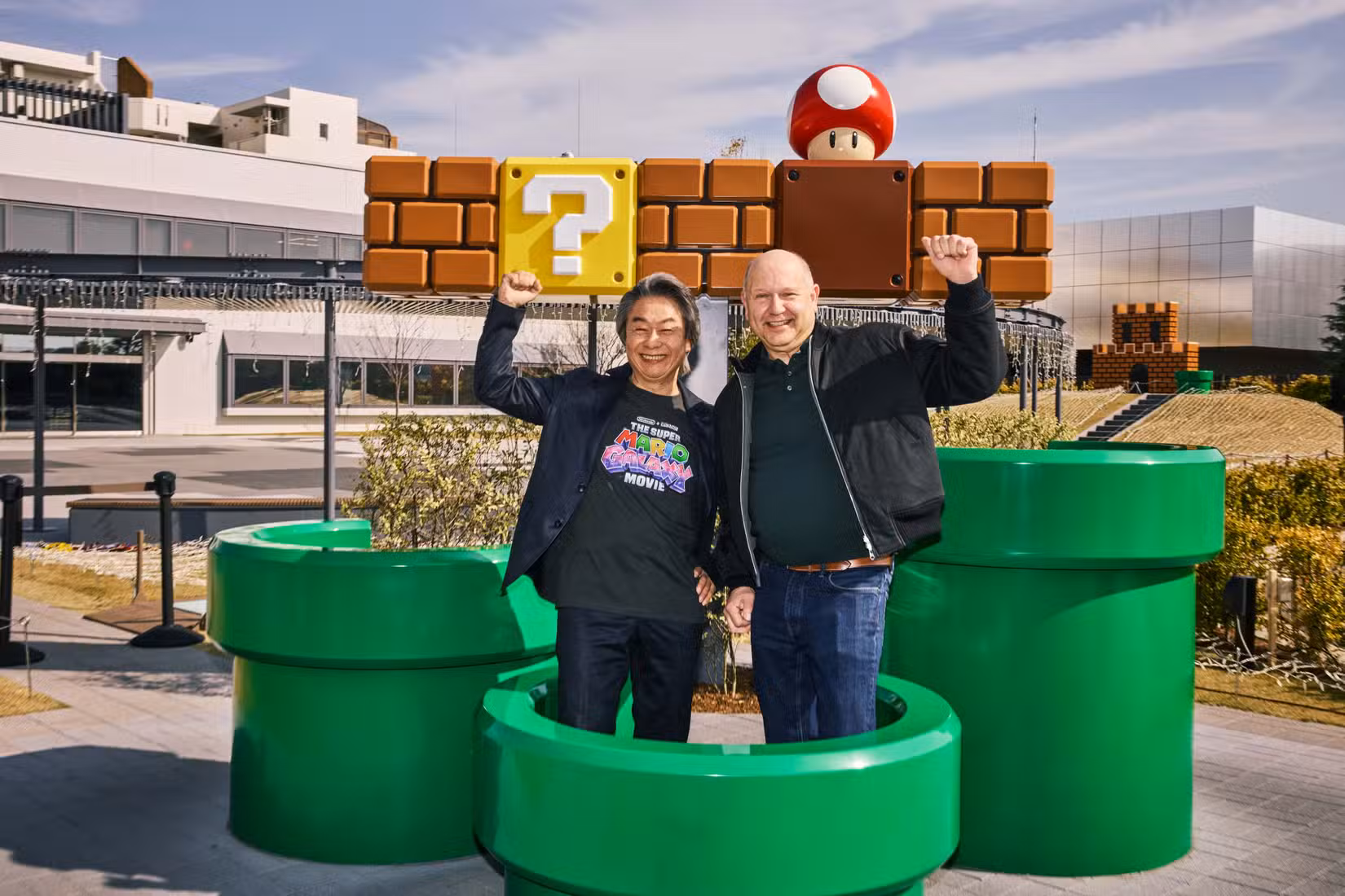 Shigeru Miyamoto e Chris Meledandri posando no Museu Nintendo em Kyoto, Japão