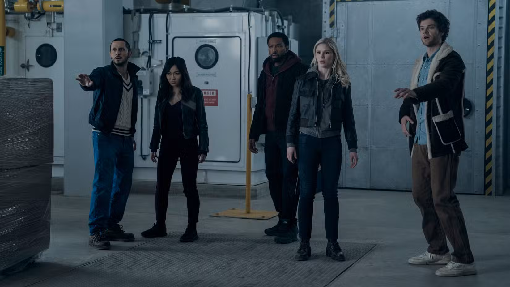 Tomer Capone (Frenchie), Karen Fukuhara (Kimiko), Karl Urban (Billy Butcher), Erin Moriarty (Annie January também conhecida como Starlight) e Jack Quaid (Hughie Campbell) estão em um laboratório de armazém parecendo preocupados em The Boys