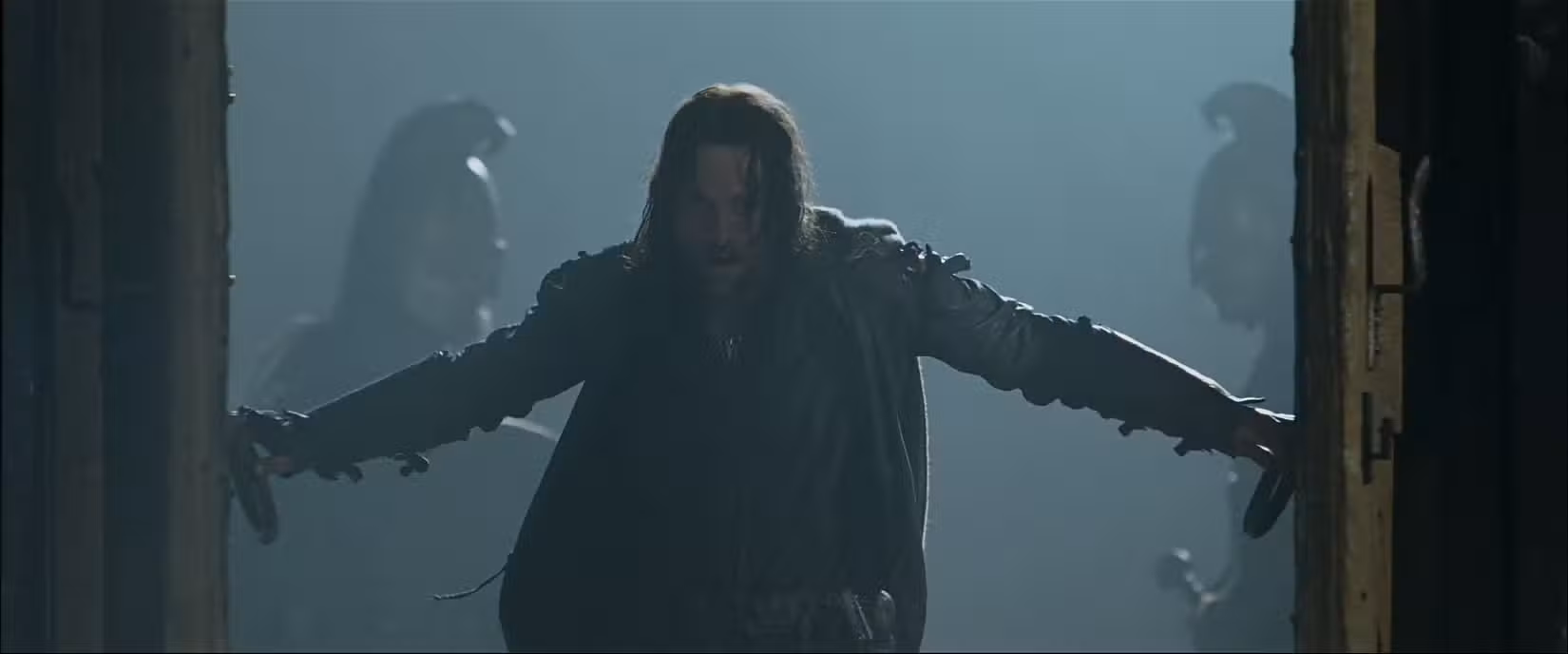 Aragorn irrompe pelas portas em O Senhor dos Anéis: As Duas Torres