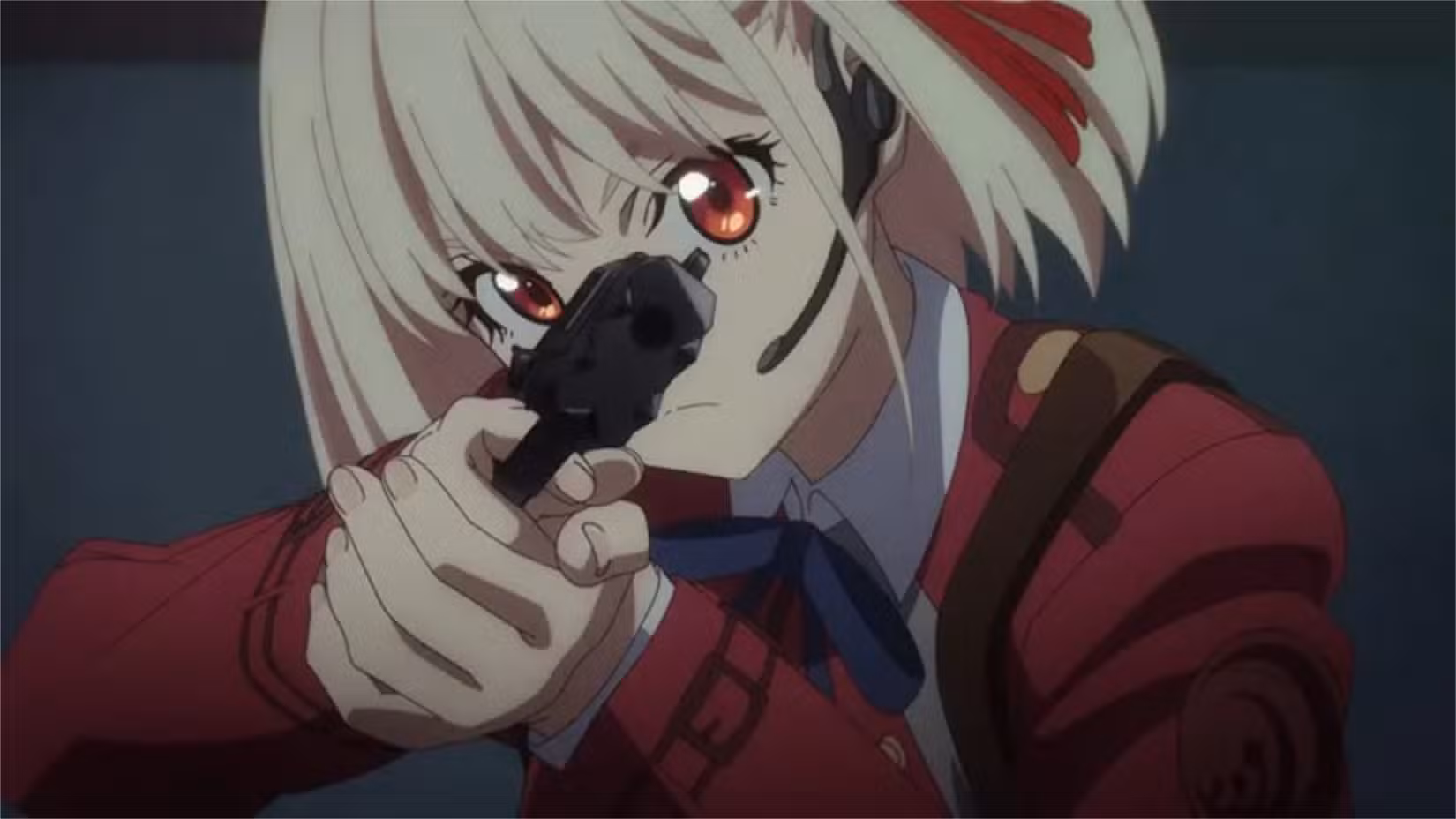 Um still do anime Lycoris Recoil mostrando o protagonista Chisato mirando com uma arma