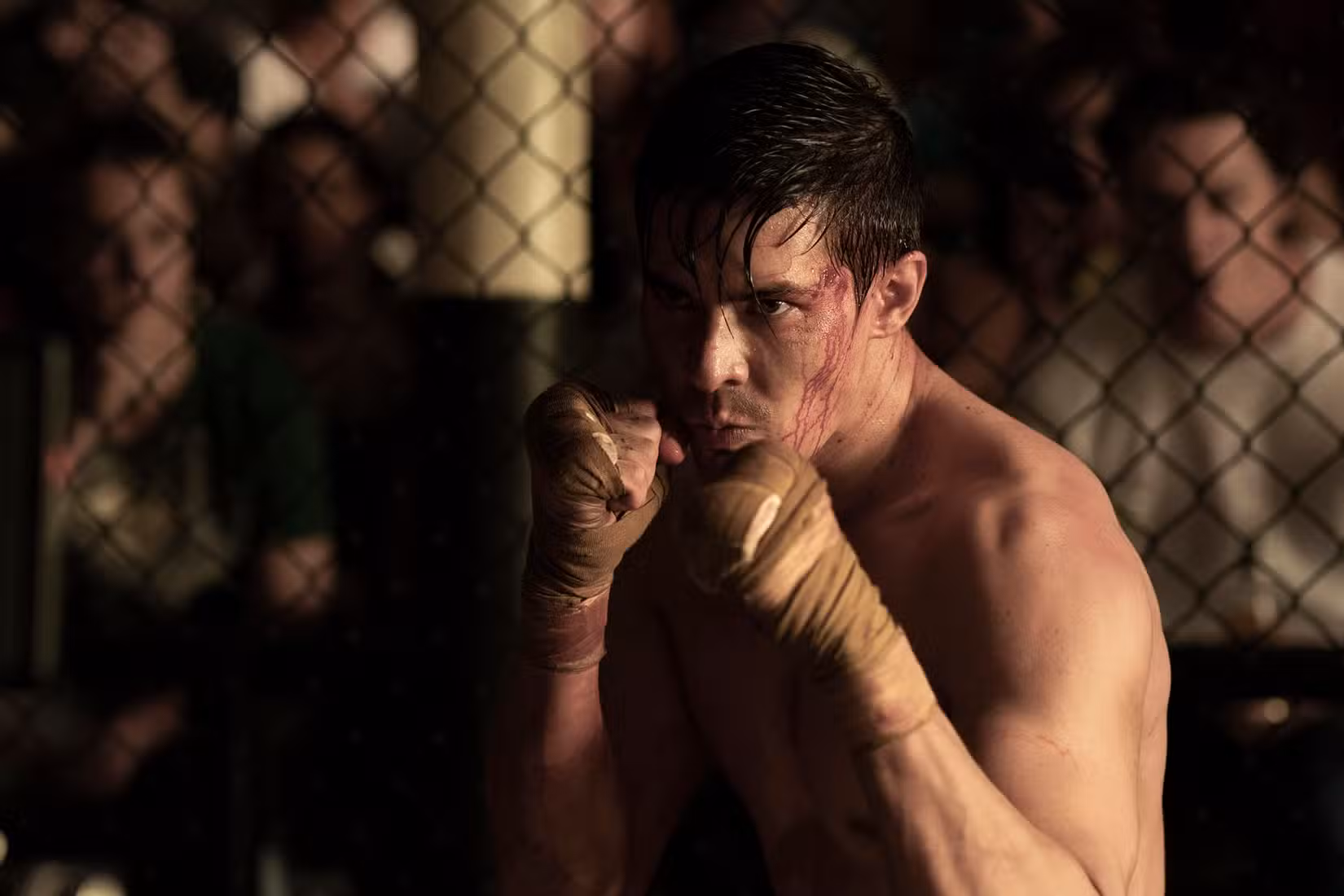 Lewis Tan como Cole se preparando para lutar em Mortal Kombat (2021)