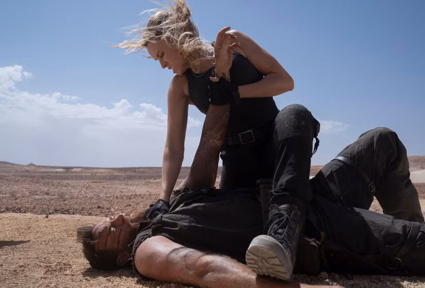 JOSH LAWSON como Kano e JESSICA MCNAMEE como Sonya Blade em Mortal Kombat (2021)
