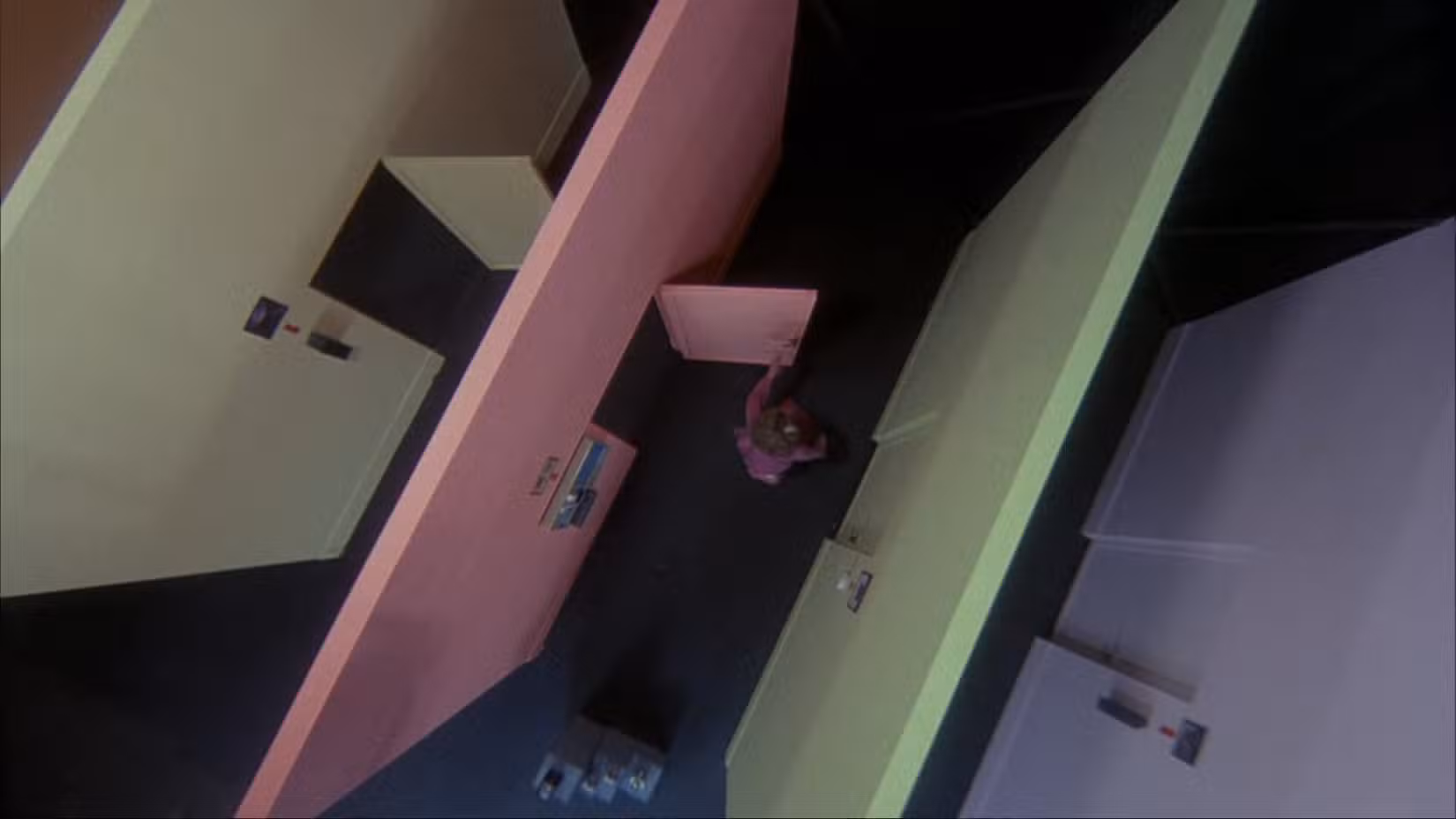 Em uma bizarra tomada aérea do filme Crimewave, uma série de diferentes amostras de paredes de segurança em tons pastéis estão alinhadas, enquanto uma mulher corre pelas portas de cada parede, fechando-as atrás dela enquanto avança.