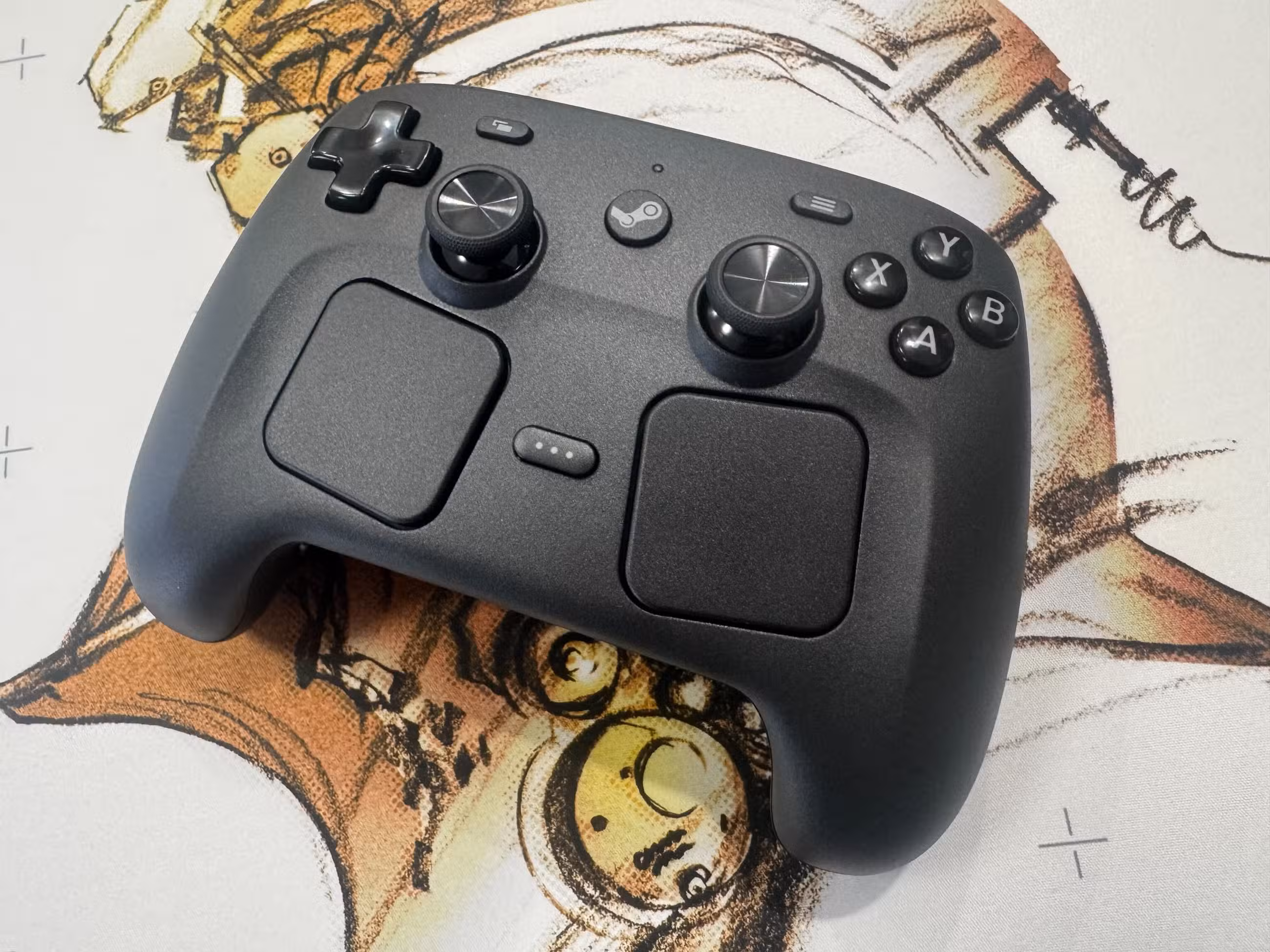 Um controlador Steam fica sobre um mousepad branco.