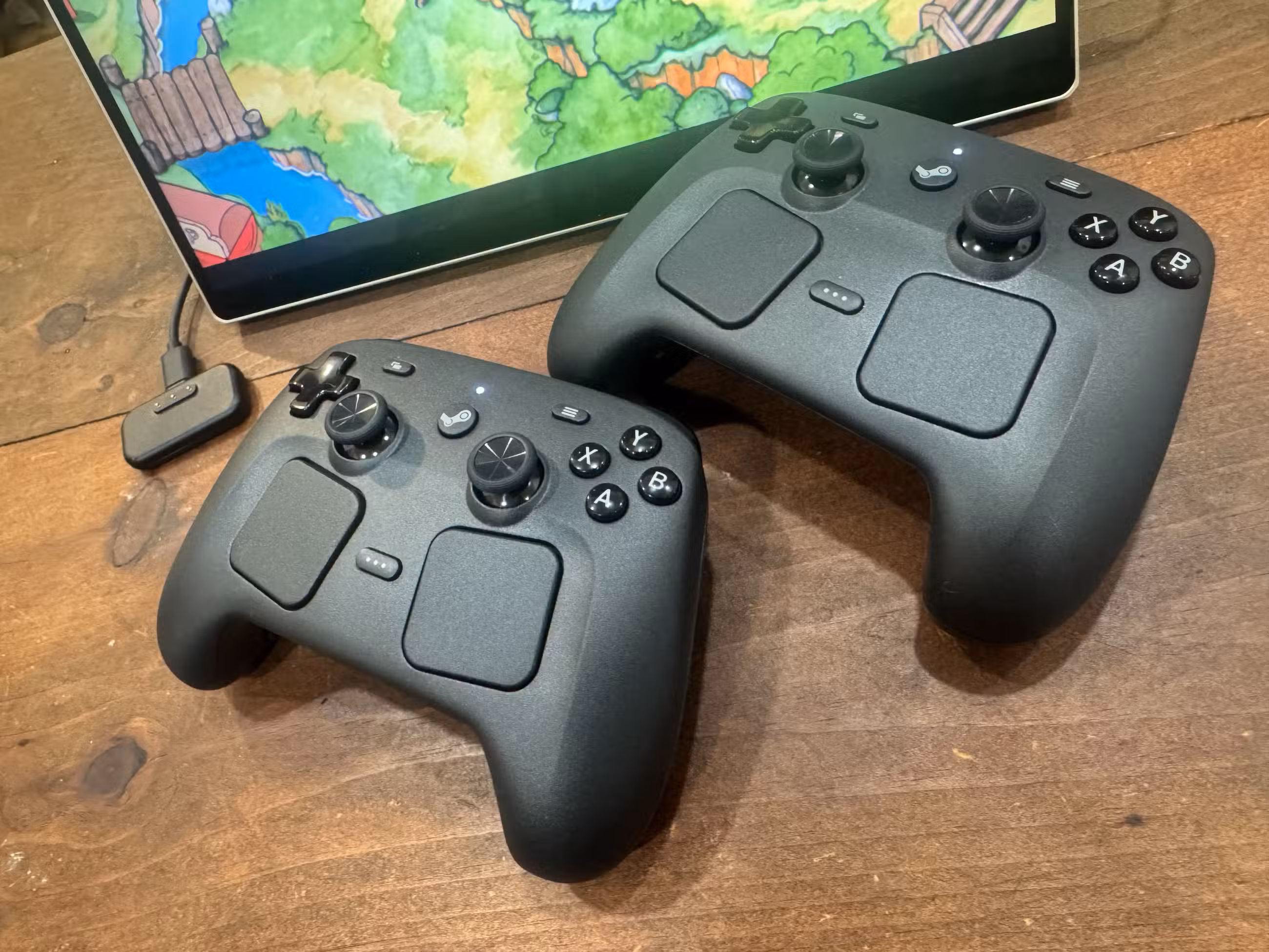 Dois controladores Steam estão sobre uma mesa.