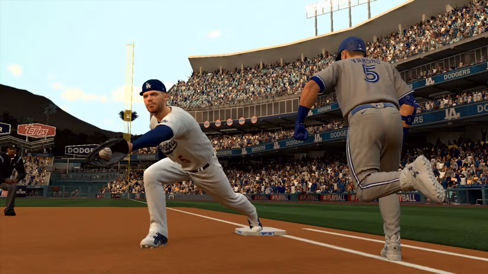Um jogador de defesa pegando a bola logo antes de um membro do outro time tocar a base no MLB The Show 26