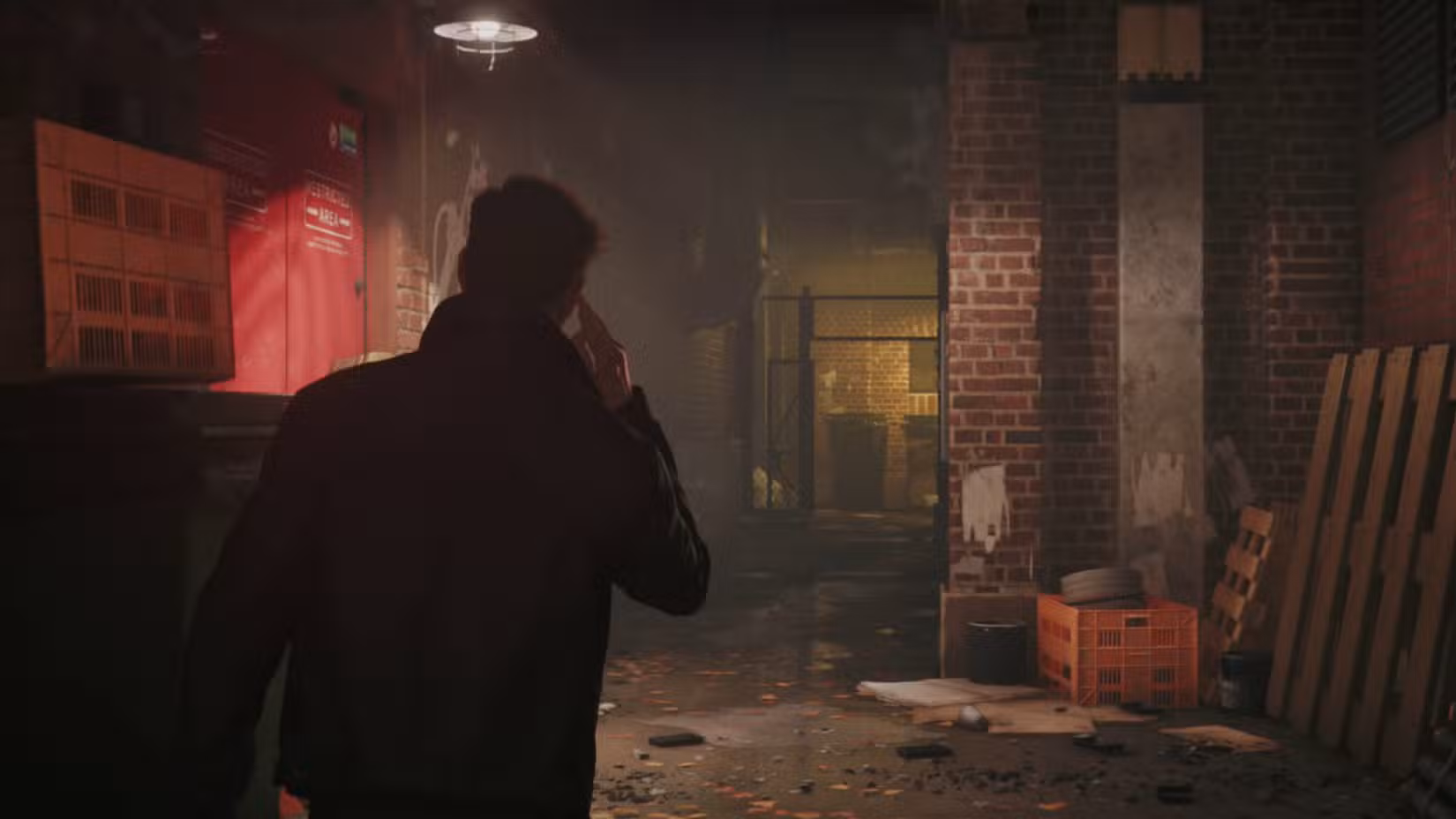 James Bond, com o dedo na orelha, explora um beco escuro