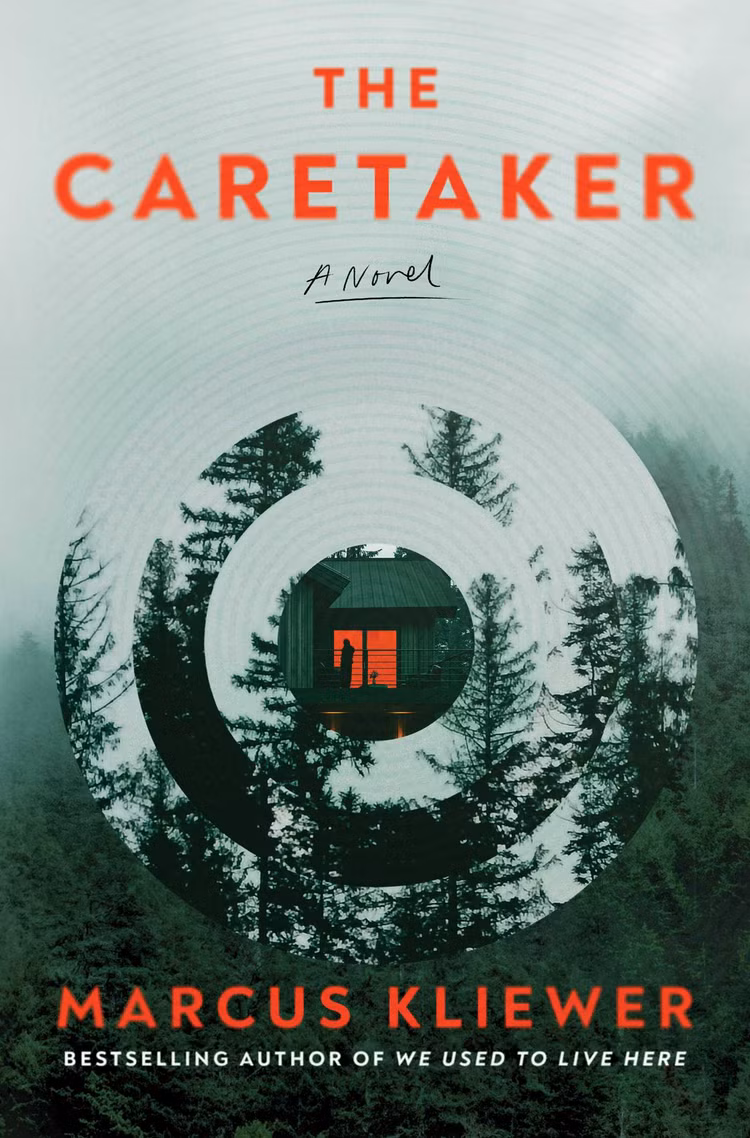 A capa de um livro retratando uma casa sinistra na floresta. Uma das janelas é vermelha. 