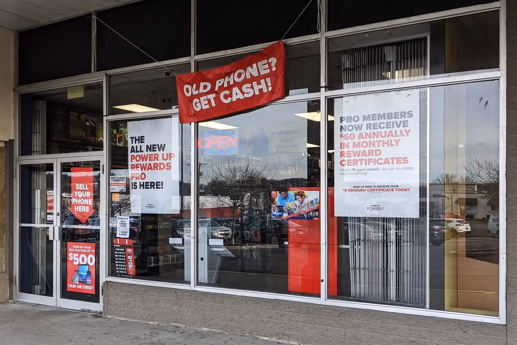 frente da loja GameStop com inúmeras promoções