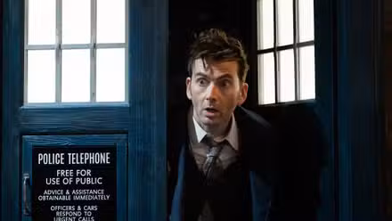 O décimo quarto médico de David Tennant aparece pelas portas azuis da cabine policial da TARDIS em um dos especiais do 60º aniversário de Doctor Who