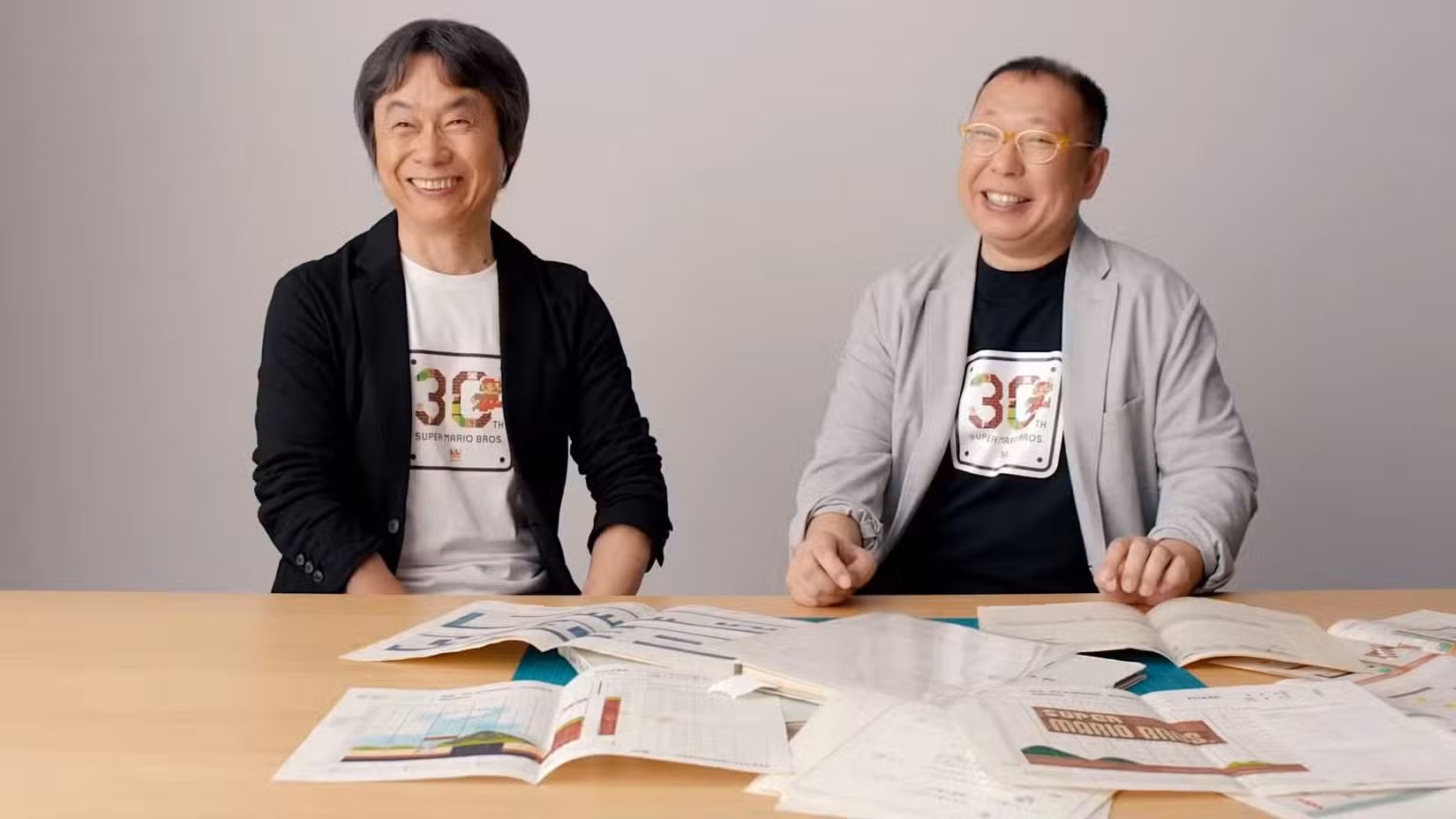 Shigeru miyamoto e Takashi tezuka em entrevista para o 30º aniversário de Super Mario Bros.