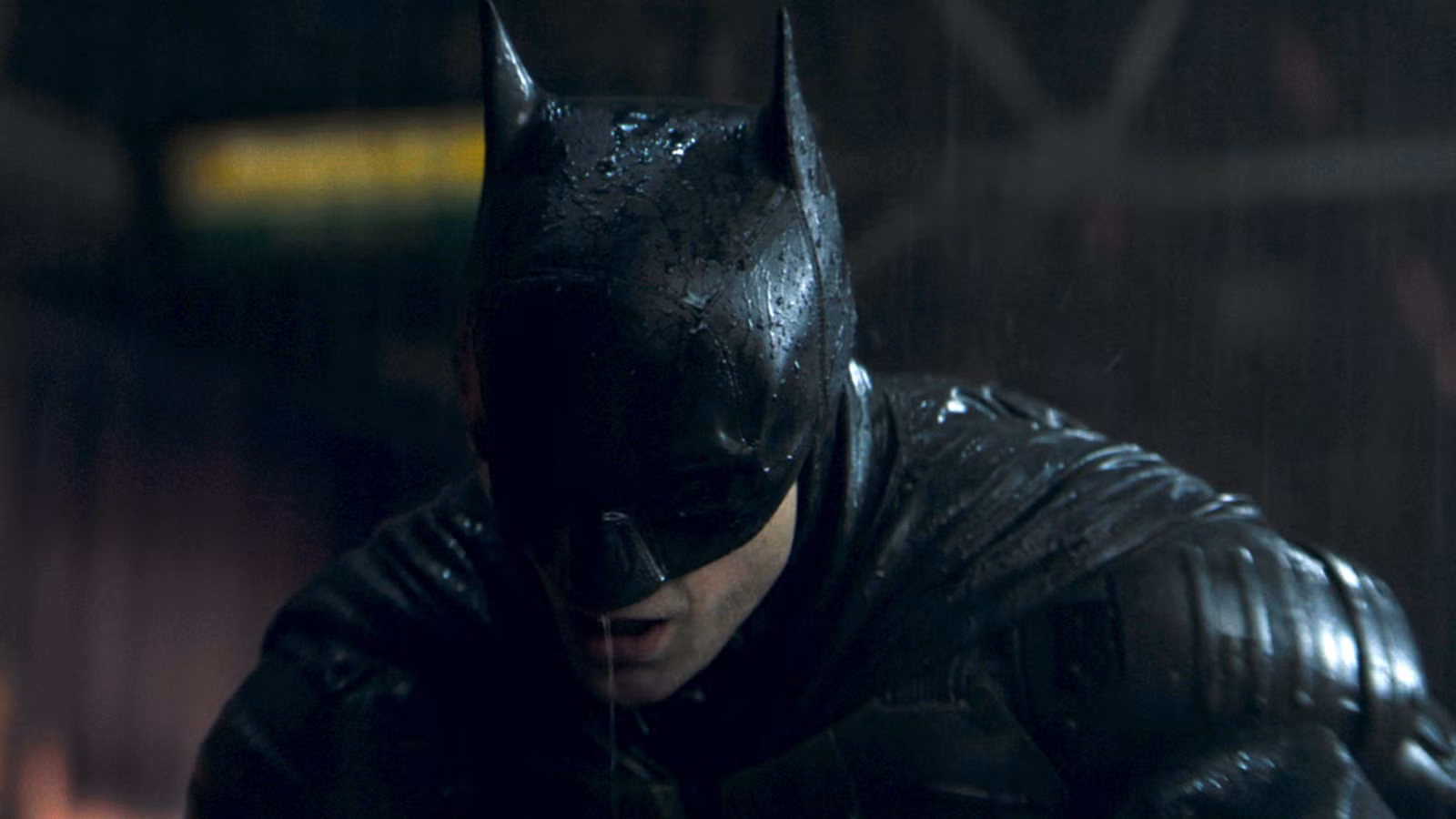 O Batman (Robert Pattinson) bufa e bufa no Batman de 2022
