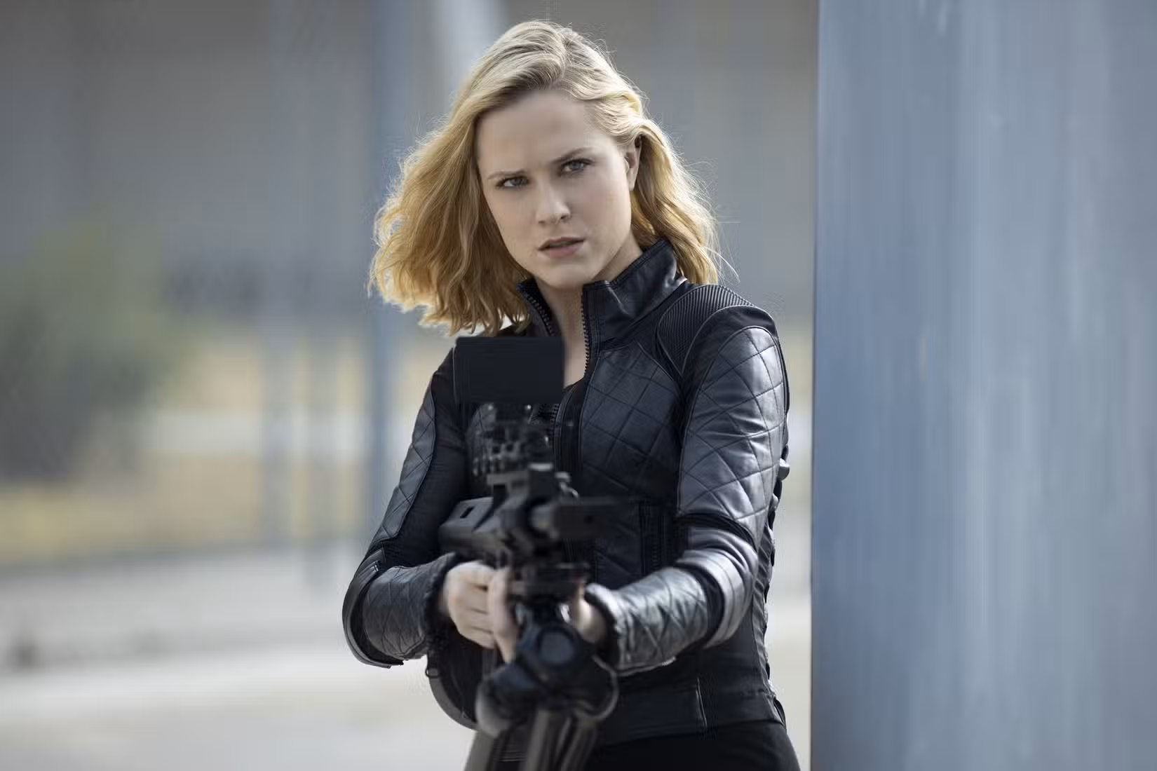 Evan Rachel Wood como Dolores Abernathy segurando um rifle de precisão na 3ª temporada de Westworld.