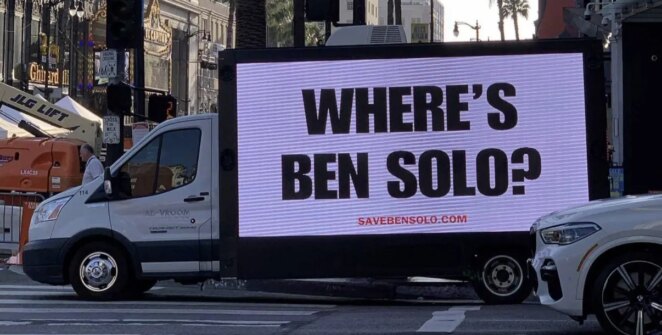 Fãs de Star Wars levam caminhão com ‘Onde está Ben Solo?’ à estreia de The Mandalorian & Grogu