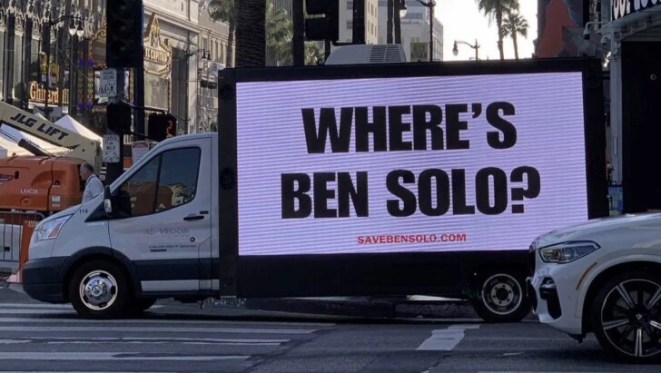 Fãs de Star Wars levam caminhão com ‘Onde está Ben Solo?’ à estreia de The Mandalorian & Grogu