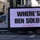 Fãs de Star Wars levam caminhão com ‘Onde está Ben Solo?’ à estreia de The Mandalorian & Grogu