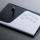 Sony revela preços e datas de lançamento de fight stick FlexStrike e monitor gamer de 27 polegadas