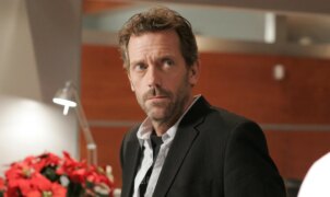 Hugh Laurie pede desculpas após resposta ácida a crítica que chamou episódios de House de repetitivos