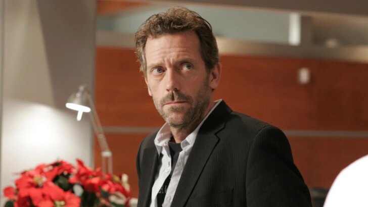 Hugh Laurie pede desculpas após resposta ácida a crítica que chamou episódios de House de repetitivos