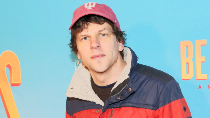 Aaron Sorkin passou três dias tentando convencer Jesse Eisenberg a reprisar papel de Mark Zuckerberg em novo filme; ator recusou por não querer mais ser associado ao bilionário
