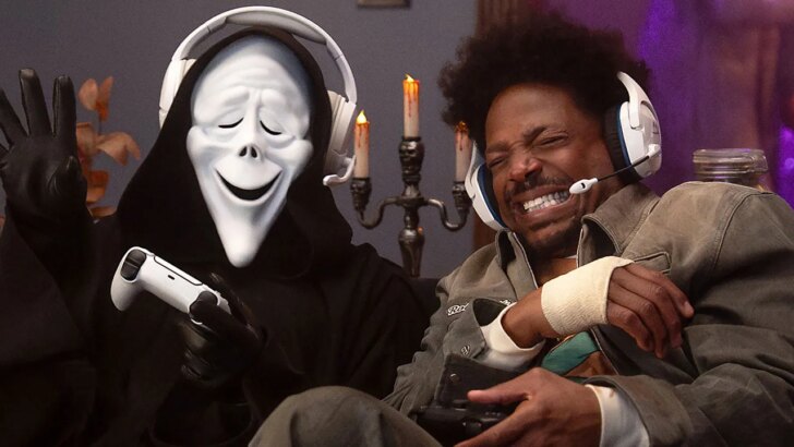 ‘Scary Movie 6’ traz de volta os Wayans e o elenco original, mas piadas acertam menos da metade das vezes