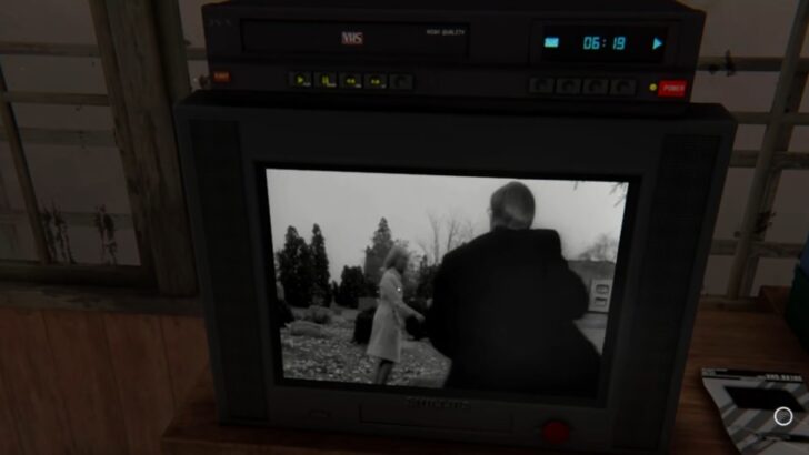 Detetive investiga sumiços em ilha de bonecas assombradas; game permite assistir a filmes de terror em VHS