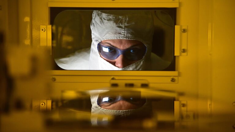 Intel pode retomar produção de processadores antigos, incluindo Comet Lake, para conter preços elevados