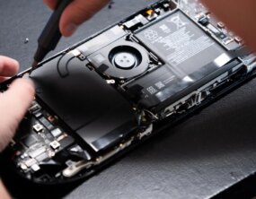 Valve e iFixit se acertam: bateria do Steam Deck LCD continuará disponível para reposição