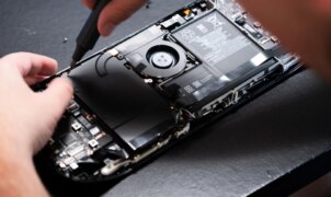 Valve e iFixit se acertam: bateria do Steam Deck LCD continuará disponível para reposição
