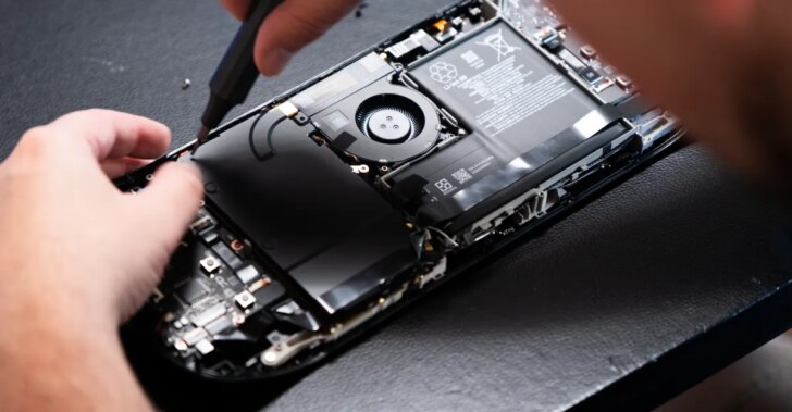 Valve e iFixit se acertam: bateria do Steam Deck LCD continuará disponível para reposição