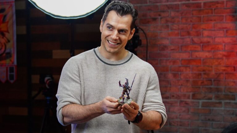 Amazon confirma Mike Flanagan como roteirista da adaptação de Warhammer 40.000 com Henry Cavill