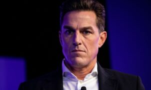 EA paga US$ 38,6 milhões a CEO após sucesso de Battlefield 6, enquanto demite desenvolvedores do jogo
