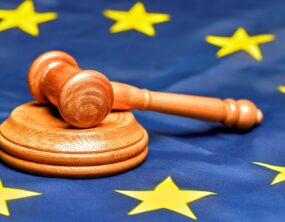 UE multa Google em €890 milhões por favorecer próprios serviços e restringir concorrência no Play Store