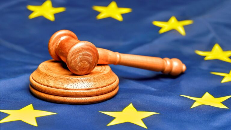 UE multa Google em €890 milhões por favorecer próprios serviços e restringir concorrência no Play Store