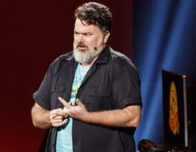 Tim Schafer anuncia demissões na Double Fine três semanas após Xbox liberar estúdio: Só a sobrevivência nos levaria a uma ação tão dolorosa