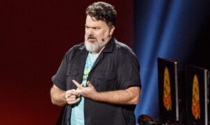 Tim Schafer anuncia demissões na Double Fine três semanas após Xbox liberar estúdio: Só a sobrevivência nos levaria a uma ação tão dolorosa