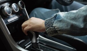Dirigir carro manual pode prevenir demência, sugere neurocientista criador de Brain Training