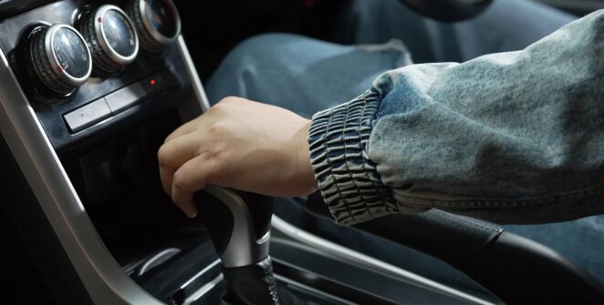 Dirigir carro manual pode prevenir demência, sugere neurocientista criador de Brain Training