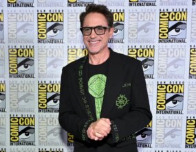 Fã decifra mensagem secreta em runas no casaco de Robert Downey Jr. durante painel da Comic-Con sobre Vingadores: Juízo Final